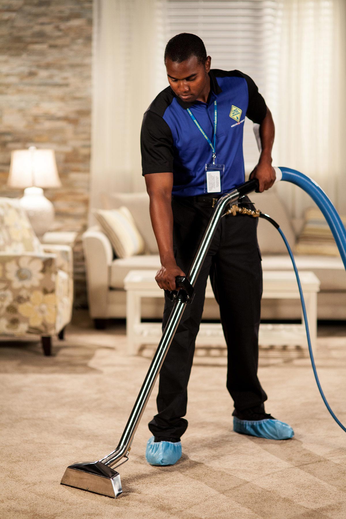1-800 Water Damage tech cleaning carpet